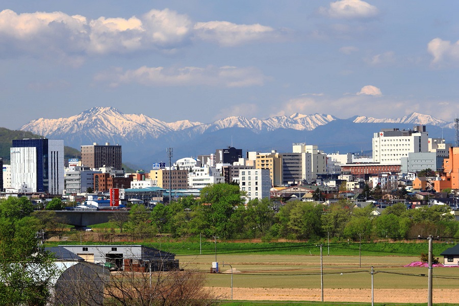 新緑と白き北大雪に包まれて