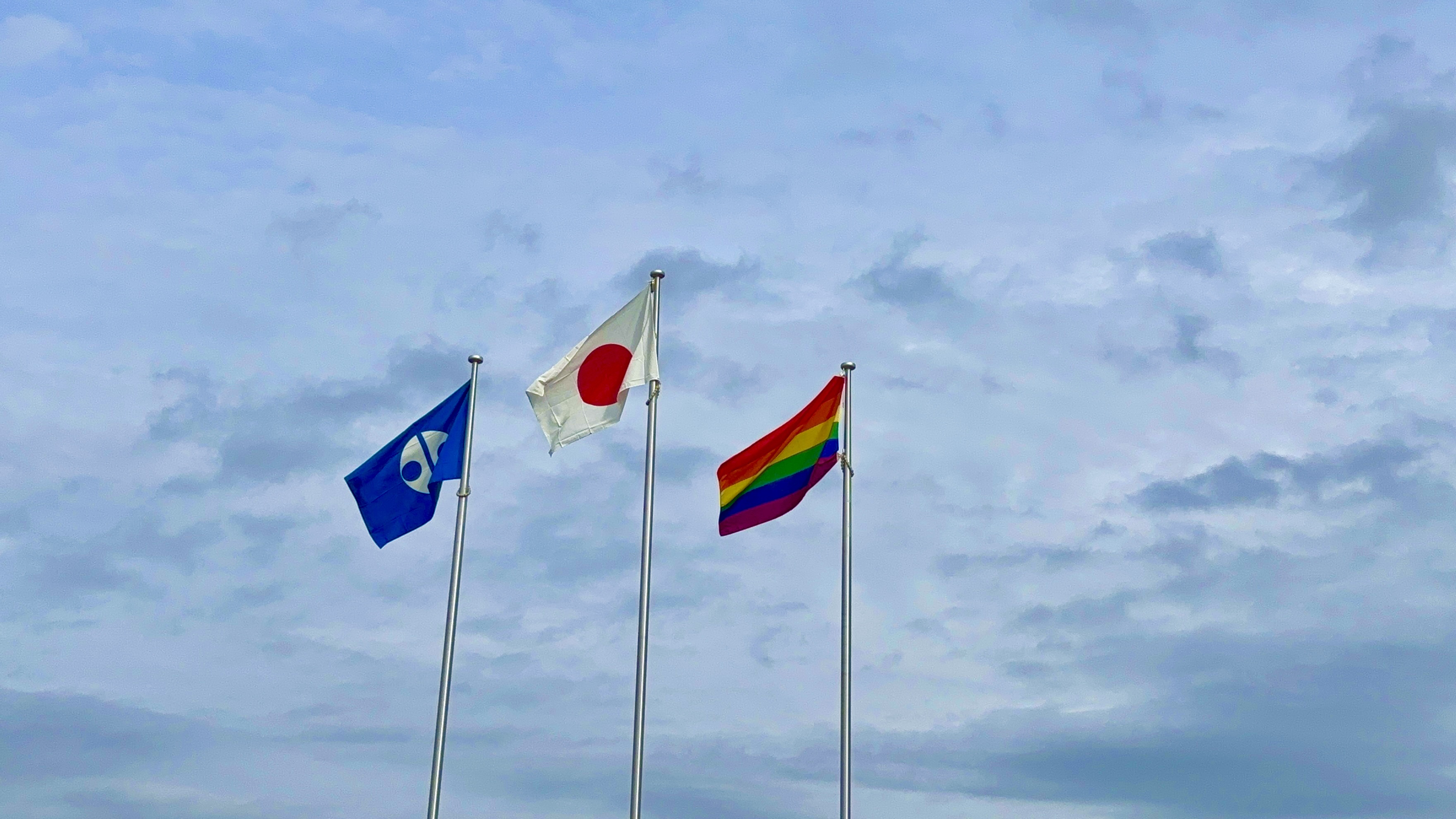 レインボーフラッグ掲揚写真