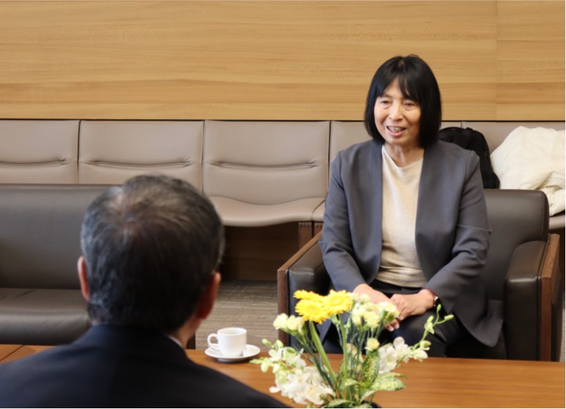市長へ報告している写真