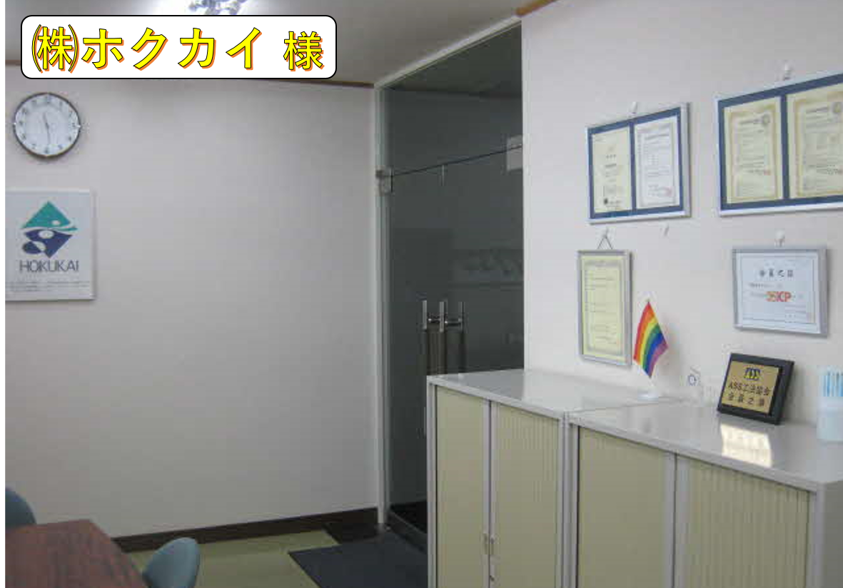 窓口にミニレインボーフラッグを設置している写真