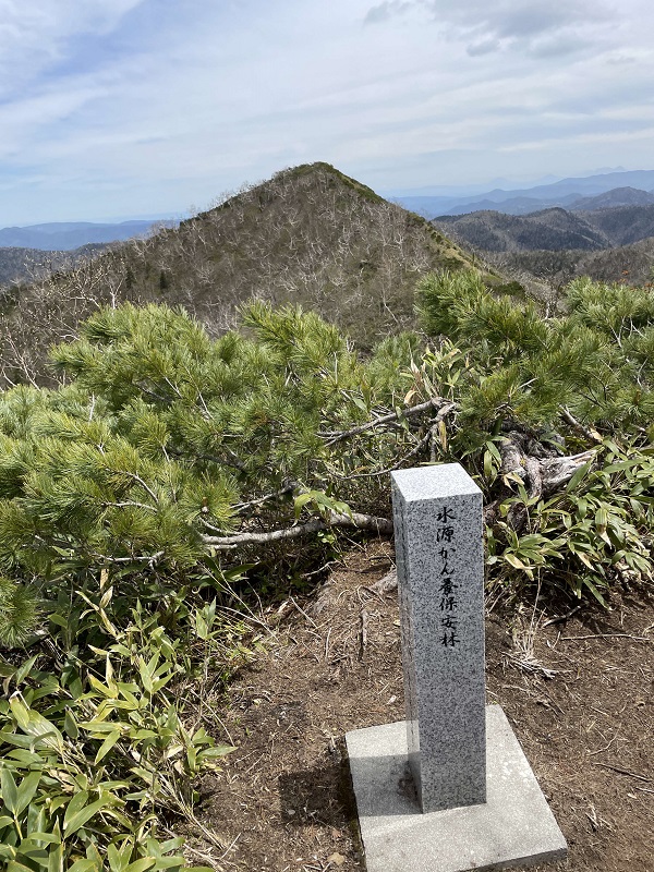 大分水点と三国山山頂