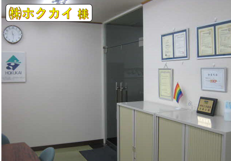 窓口にミニレインボーフラッグを設置している写真